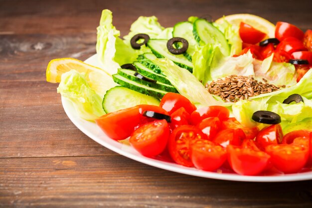 Ensalada de verduras en plato blanco