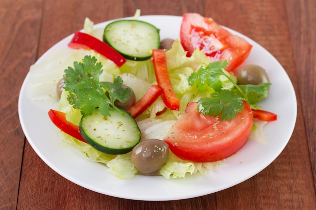 Ensalada de verduras en un plato blanco