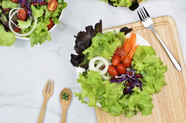 Ensalada de verduras en plato