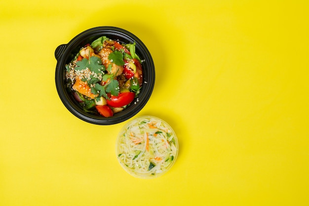 Ensalada de verduras de pollo chino de comida rápida sobre fondo amarillo