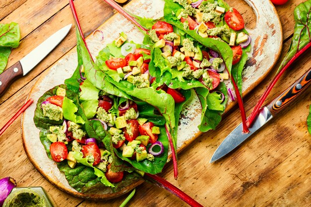 Ensalada de verduras de primavera en hojas de acelga