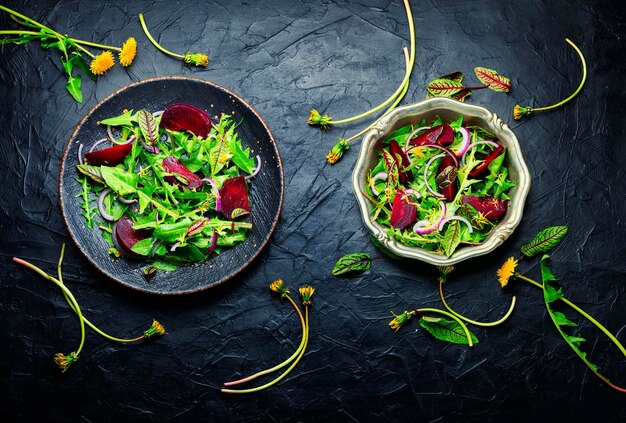 Ensalada de verduras de primavera y remolacha, hierbas mixtas