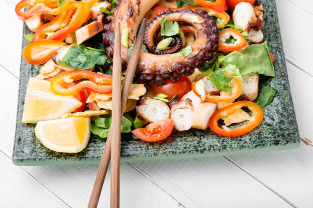 Ensalada de verduras con pulpo.