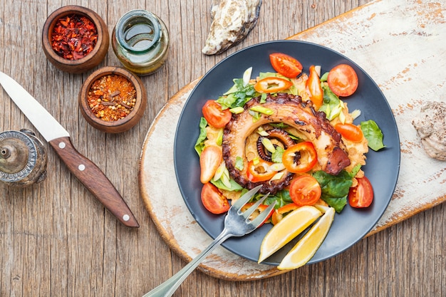 Ensalada de verduras con pulpo.