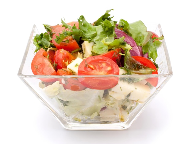 Foto ensalada de verduras con queso ensalada verde con tomates cherry queso fetta cebolla roja y verduras mixtas