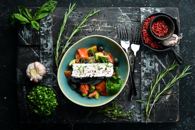 Ensalada de verduras con queso feta y aceitunas Ensalada griega Vista superior Estilo rústico