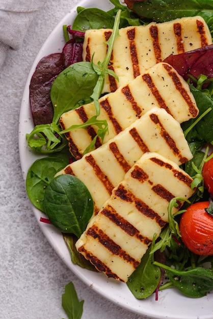 Ensalada de verduras con queso halloumi a la plancha