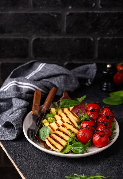 Ensalada de verduras con queso halloumi a la plancha