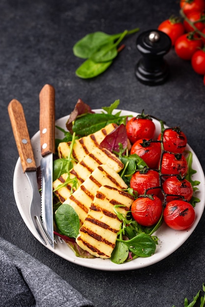 Ensalada de verduras con queso halloumi a la plancha