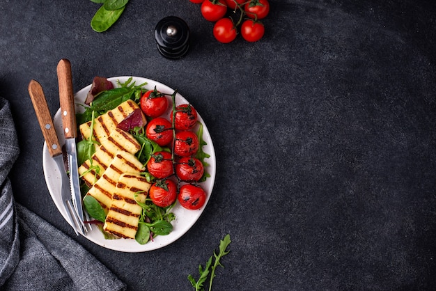 Ensalada de verduras con queso halloumi a la plancha