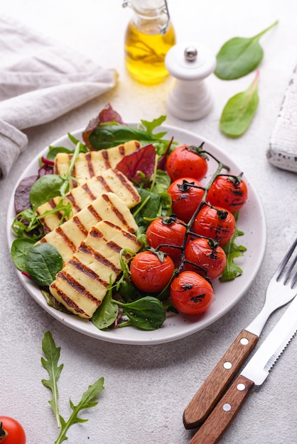 Ensalada de verduras con queso halloumi a la plancha