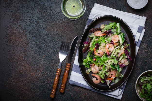 Ensalada de verduras de quinua fresca con camarones. Limpiar una alimentación saludable de desintoxicación.