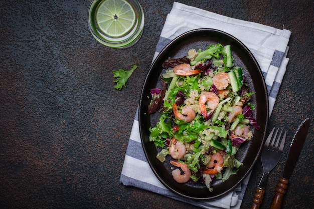 Ensalada de verduras de quinua fresca con camarones. Limpiar una alimentación saludable de desintoxicación.