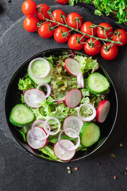 Ensalada de verduras, rábano, pepino, mezcla, hojas, pétalos, comida, merienda, dieta keto o paleo