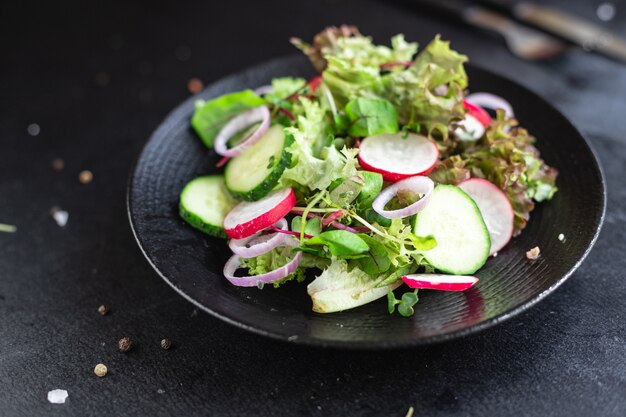 Ensalada de verduras, rábano, pepino, mezcla, hojas, pétalos, comida, merienda, dieta keto o paleo