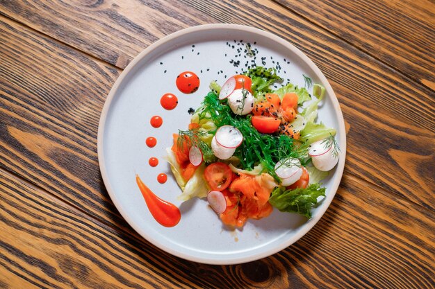 Ensalada de verduras con salmón, rábano y tomates Vista superior