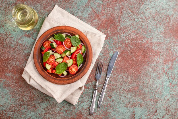 Ensalada de verduras sobre un fondo de hormigón, vista superior