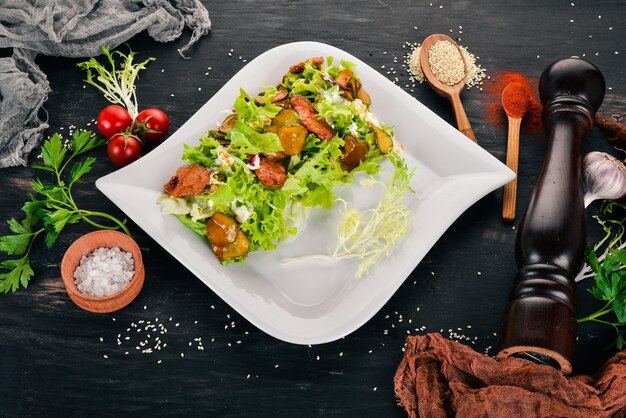 Ensalada de verduras con ternera y pepino Vista superior Sobre un fondo de madera Espacio de copia