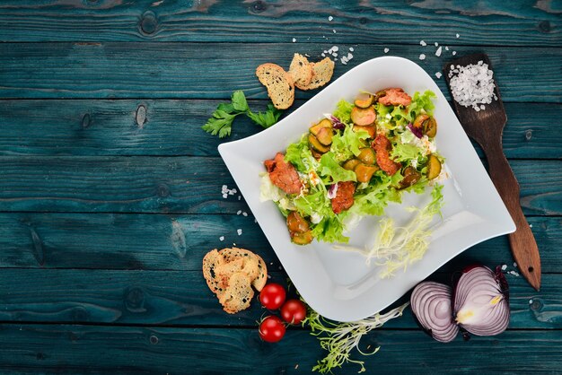 Ensalada de verduras con ternera y pepino Vista superior Sobre un fondo de madera Espacio de copia