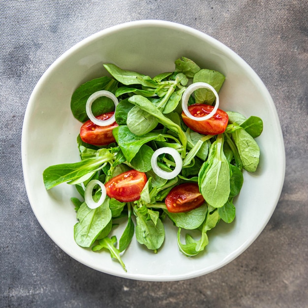 Ensalada de verduras tomate cebolla mezcla de lechuga mache verde fresco saludable comida comida merienda dieta