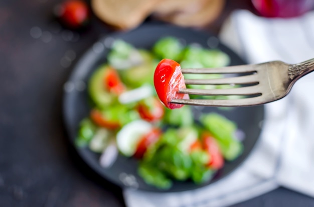 Ensalada de verduras con tomate fresco, pepino, aguacate, verduras y cebolla