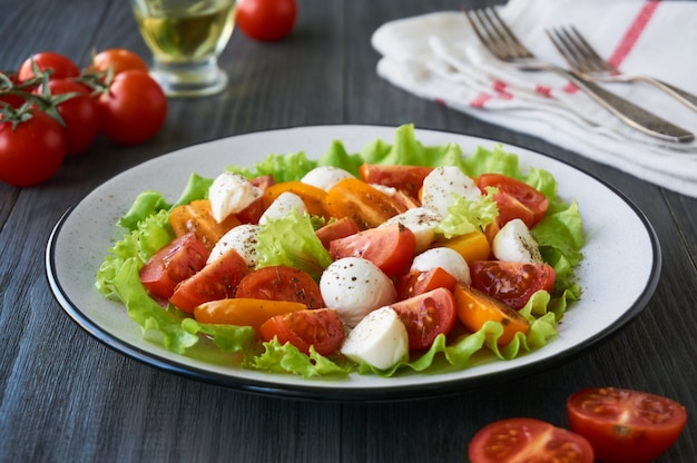 Ensalada de verduras con tomate y mozzarella en un plato