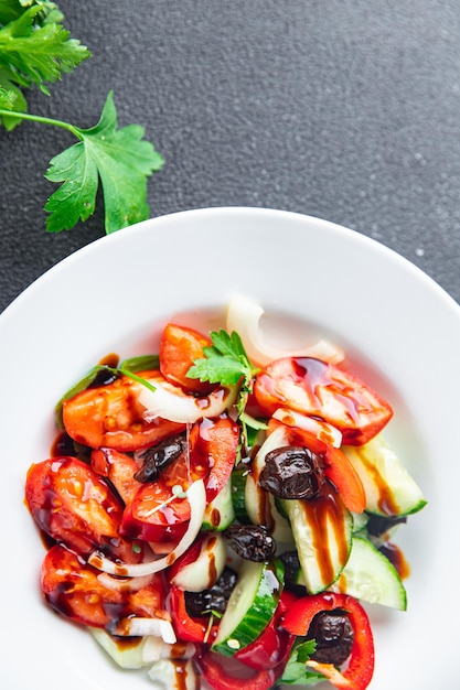 Ensalada de verduras tomate pepino aceitunas cebolla pimiento primavera fresca comida saludable comida snack