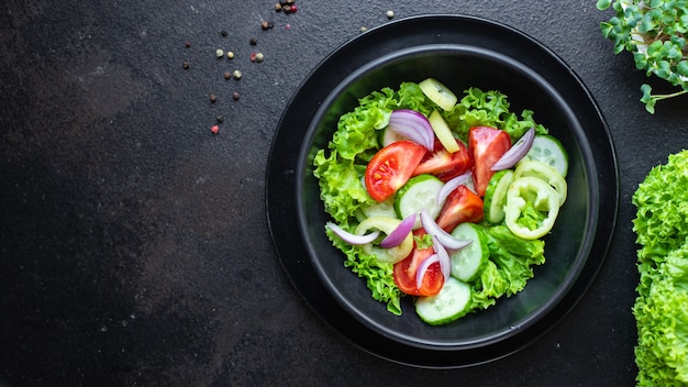 Ensalada de verduras, tomate, pepino, pimiento, cebolla, lechuga, comida, snack, espacio de copia, fondo de alimentos