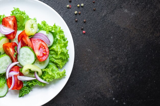 Ensalada de verduras, tomate, pepino, pimiento, cebolla, lechuga, comida, snack, espacio de copia, fondo de alimentos