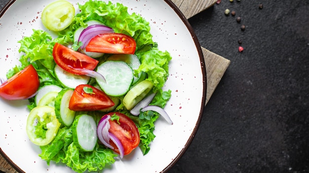 Ensalada de verduras, tomate, pepino, pimiento, cebolla, lechuga, comida, snack, espacio de copia, fondo de alimentos