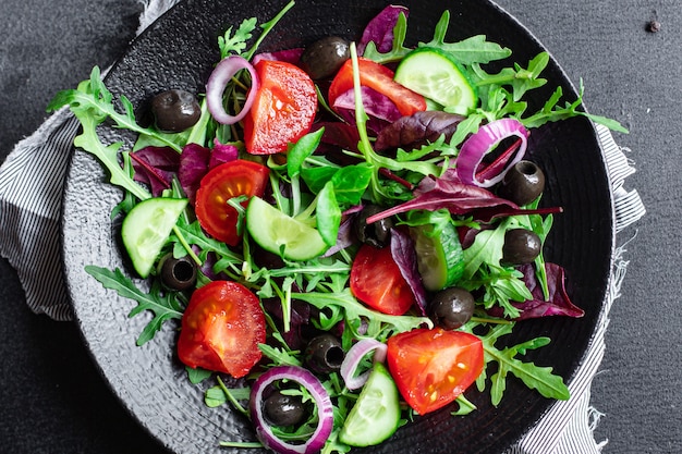 Ensalada de verduras tomate, rúcula, lechuga, aceitunas verduras keto