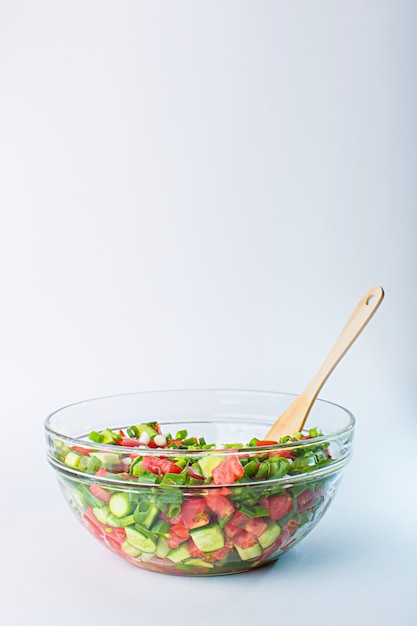 Ensalada de verduras con tomates frescos, pepinos y cebollas verdes