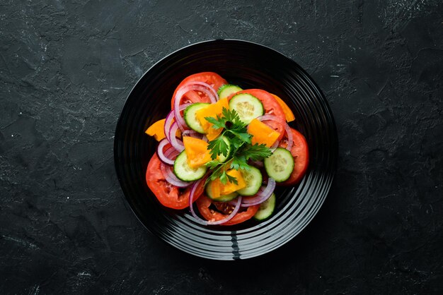 Ensalada de verduras Tomates pepino cebolla perejil Vista superior Espacio libre para el texto