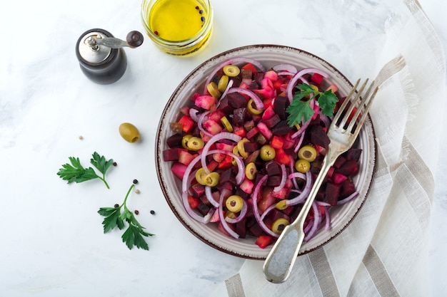 Ensalada de verduras tradicional rusa y ucraniana con remolacha