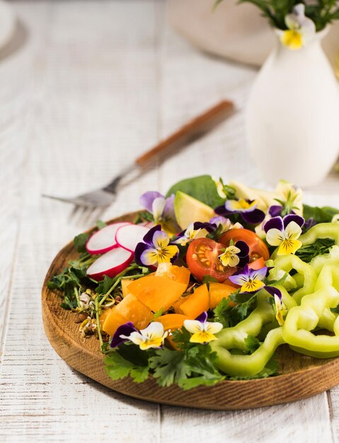 Ensalada de verduras de verano decorada con flores comestibles Plato de verano Menú de verano