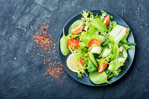 Ensalada de verduras de verano deliciosa