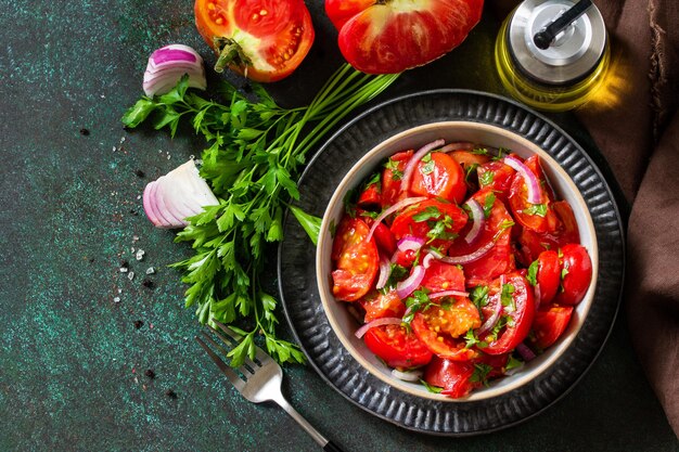 Ensalada de verduras de verano con tomate fresco, cebolla y aceite de oliva Comida sana Vista superior Espacio de copia