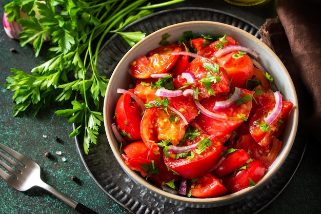 Ensalada de verduras de verano con tomate fresco, cebolla y aceite de oliva Comida sana