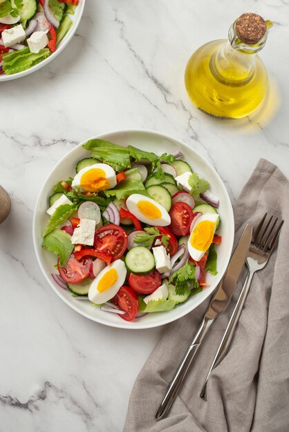 Ensalada de verduras y verduras frescas con huevo y queso feta