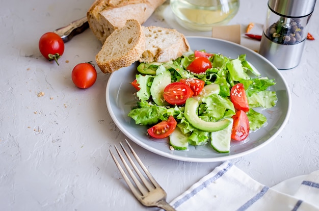 Ensalada de verduras, verduras y sésamo.