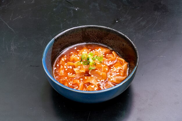 Ensalada de vieira con aceite de sésamo