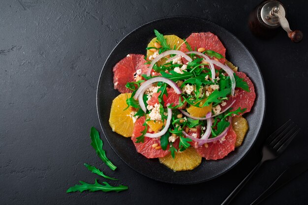 Ensalada de vitamina cítrica en un plato de cerámica