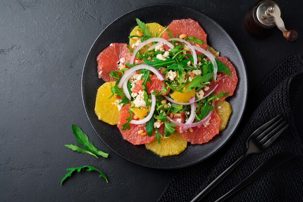 Ensalada de vitamina cítrica en un plato de cerámica