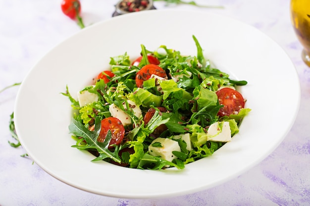 Ensalada de vitaminas de tomates frescos, hierbas, queso feta y semillas de lino. Menú dietético