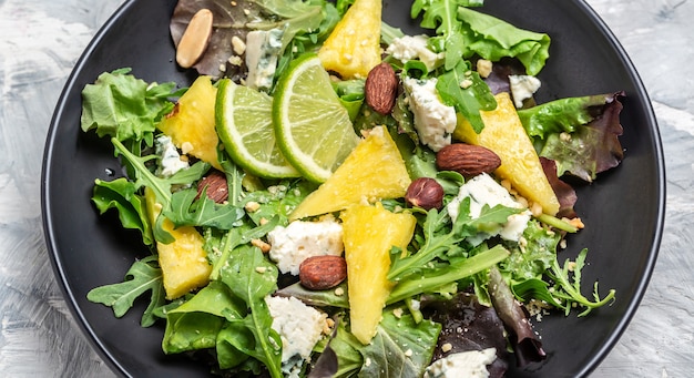 Ensalada vitamínica de hojas de piña, queso azul. almendra