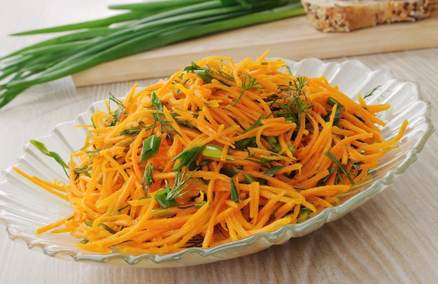 Ensalada de zanahoria con cebolla verde y eneldo