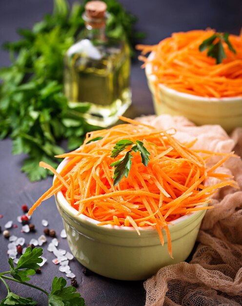 Ensalada de zanahoria fresca en tazones