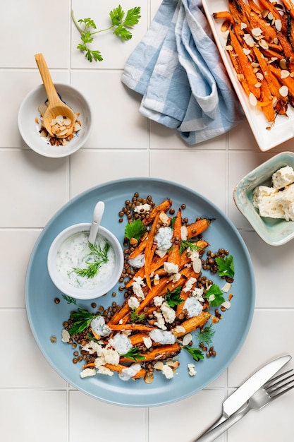 Foto ensalada de zanahoria y lenteja asada con yogur de feta y eneldo