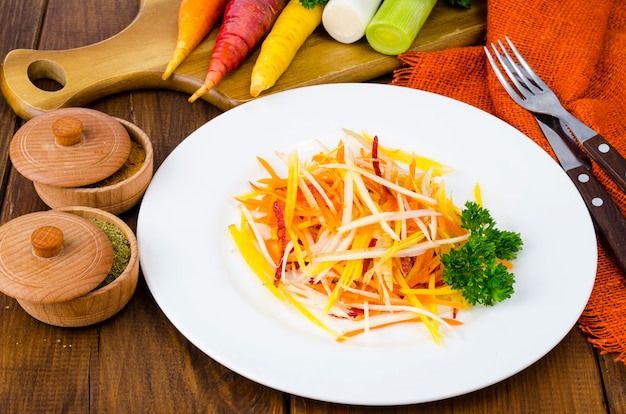 Ensalada de zanahoria vegetal dietética sobre fondo de madera