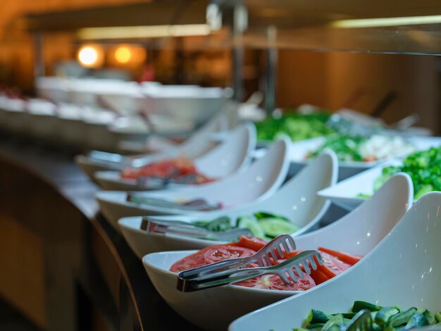 Ensaladas frescas y deliciosas en el buffet del hotel